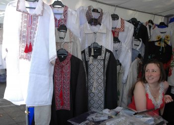 Общественные активисты в Одессе подняли огромный государственный флаг на Потемкинской лестнице