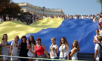 Общественные активисты в Одессе подняли огромный государственный флаг на Потемкинской лестнице