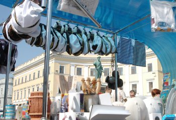 Общественные активисты в Одессе подняли огромный государственный флаг на Потемкинской лестнице