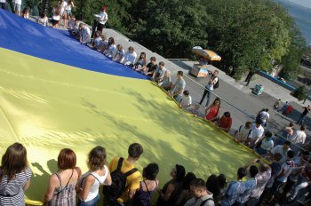 Общественные активисты в Одессе подняли огромный государственный флаг на Потемкинской лестнице