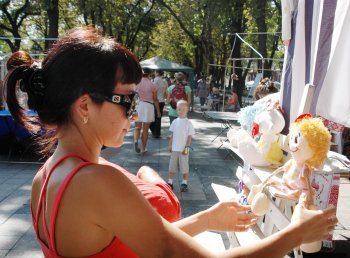 Общественные активисты в Одессе подняли огромный государственный флаг на Потемкинской лестнице