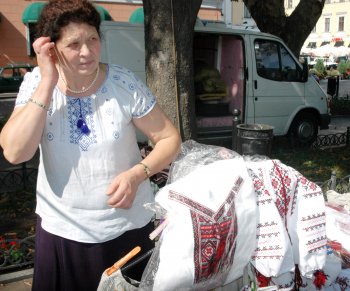 Общественные активисты в Одессе подняли огромный государственный флаг на Потемкинской лестнице