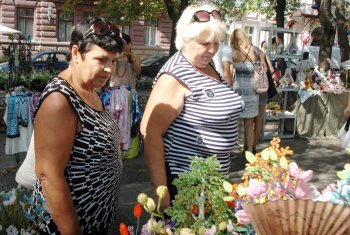 Общественные активисты в Одессе подняли огромный государственный флаг на Потемкинской лестнице