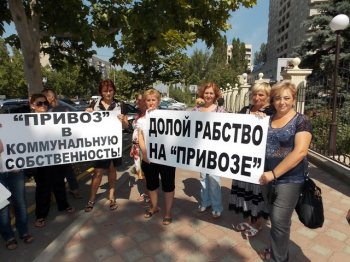Обворожительные красотки с "Привоза" пикетировали Приморский суд Одессы