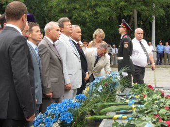 День независимости, памятник Т.Г. Шевченко: цветы, флаги и народные песни