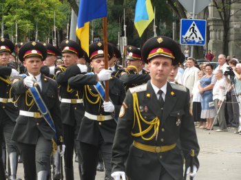 День независимости, памятник Т.Г. Шевченко: цветы, флаги и народные песни