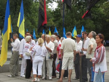 День независимости, памятник Т.Г. Шевченко: цветы, флаги и народные песни