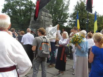 День независимости, памятник Т.Г. Шевченко: цветы, флаги и народные песни