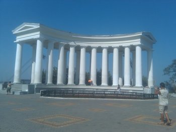 Одесскую колоннаду  готовят к концерту (фото)