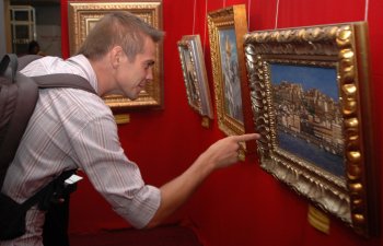 Около 140 работ представлены сегодня на выставке известного художника Никаса Сафронова в Одесском художественном музее
