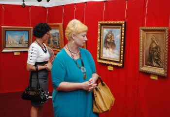Около 140 работ представлены сегодня на выставке известного художника Никаса Сафронова в Одесском художественном музее
