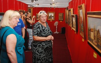 Около 140 работ представлены сегодня на выставке известного художника Никаса Сафронова в Одесском художественном музее