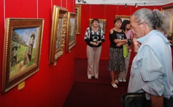 Около 140 работ представлены сегодня на выставке известного художника Никаса Сафронова в Одесском художественном музее