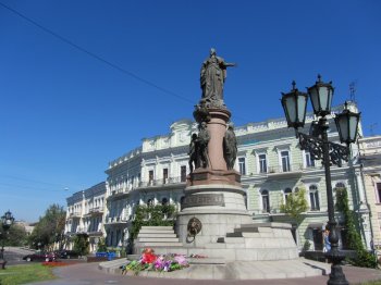 Праздничное утро началось с возложения цветов