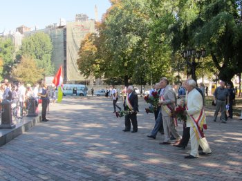 Праздничное утро началось с возложения цветов