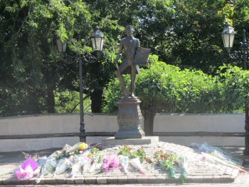 Праздничное утро началось с возложения цветов