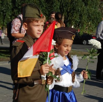 В День города открыли стелу героев соцтруда и СССР. Герои лично искали на ней свои фамилии