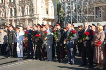 В День города открыли стелу героев соцтруда и СССР. Герои лично искали на ней свои фамилии