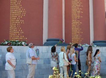 В День города открыли стелу героев соцтруда и СССР. Герои лично искали на ней свои фамилии