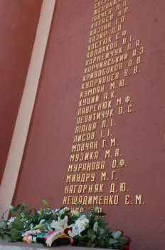 В День города открыли стелу героев соцтруда и СССР. Герои лично искали на ней свои фамилии