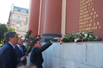 В День города открыли стелу героев соцтруда и СССР. Герои лично искали на ней свои фамилии