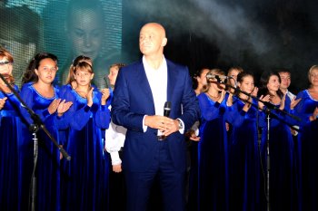 Геннадий Труханов подарил песню-посвящение Суворовскому району