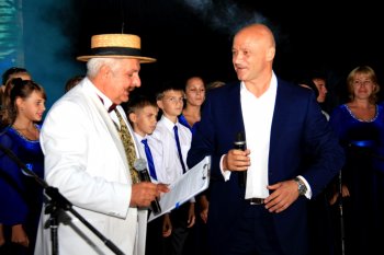 Геннадий Труханов подарил песню-посвящение Суворовскому району