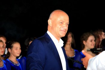 Геннадий Труханов подарил песню-посвящение Суворовскому району