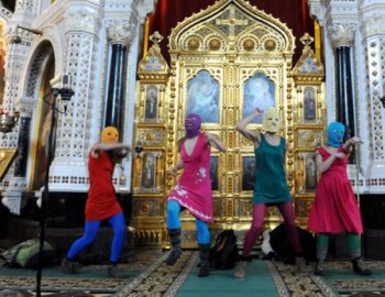 Спектакль, устроенный закулисой, провалился