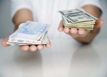 Эксперт: Переводить депозиты из гривны в доллар имеет смысл при достижении критической отметки курса иностранной валюты