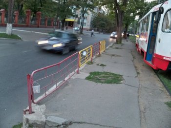 Три ведерка на заборе: коммунальщикам позор, прохожим - выход из положения