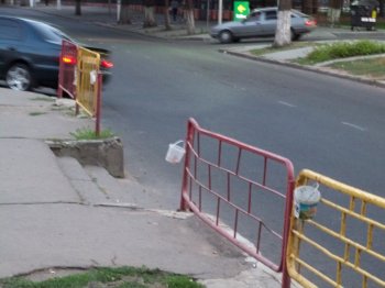 Три ведерка на заборе: коммунальщикам позор, прохожим - выход из положения