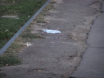 Три ведерка на заборе: коммунальщикам позор, прохожим - выход из положения