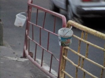 Три ведерка на заборе: коммунальщикам позор, прохожим - выход из положения