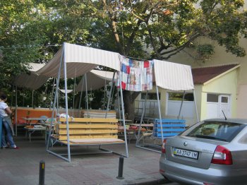 Легким движением руки скверик превращается в... кафе