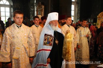 Митрополит Агафангел освятил крест Болградского собора (фото)