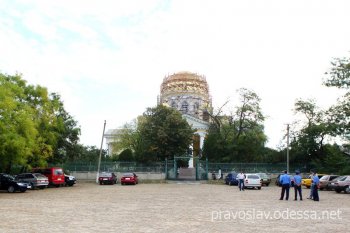 Митрополит Агафангел освятил крест Болградского собора (фото)