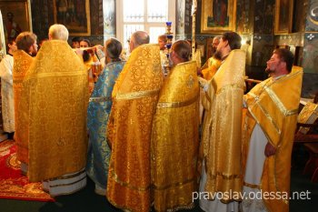 Митрополит Агафангел освятил крест Болградского собора (фото)