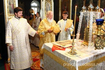 Митрополит Агафангел освятил крест Болградского собора (фото)