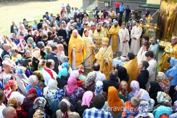 Митрополит Агафангел освятил крест Болградского собора (фото)