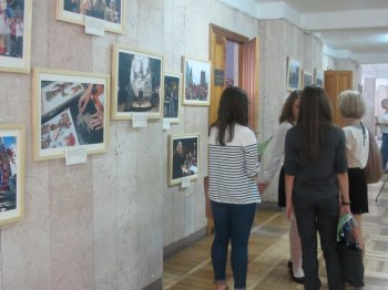 В ОНУ им. Мечникова открылась фотовыставка, посвященная 63-летию образования КНР