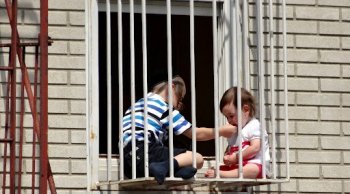 Суд оштрафовал мать за то, что бросила детей в запертом подвале