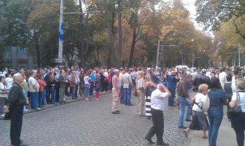 Открытие памятника Высоцкому почти на час парализовало движение на Французском бульваре (фото)