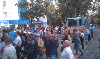 Открытие памятника Высоцкому почти на час парализовало движение на Французском бульваре (фото)