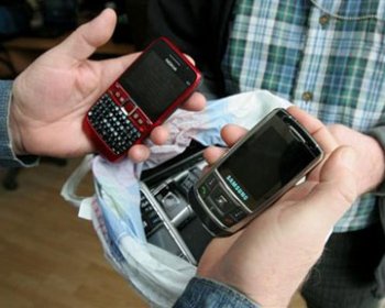 Запорожцу понадобились два телефона: по одному говорить, по другому слушать