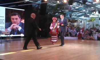 Эдуард Матвийчук поздравил педагогов и подарил низкий поклон