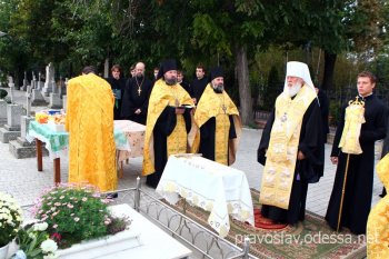 Сегодня митрополит Агафангел молился у могилы своего предшественника, митрополита Сергия