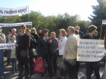 Научные работники выступают против сокращения государственного финансирования