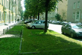 За парковку на газонах и в зеленых зонах - штраф от 340 грн.