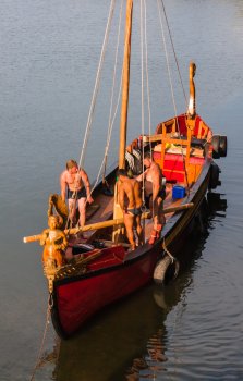 Одесские историки и мореплаватели покорили Францию на древней ладье (фото и видео)